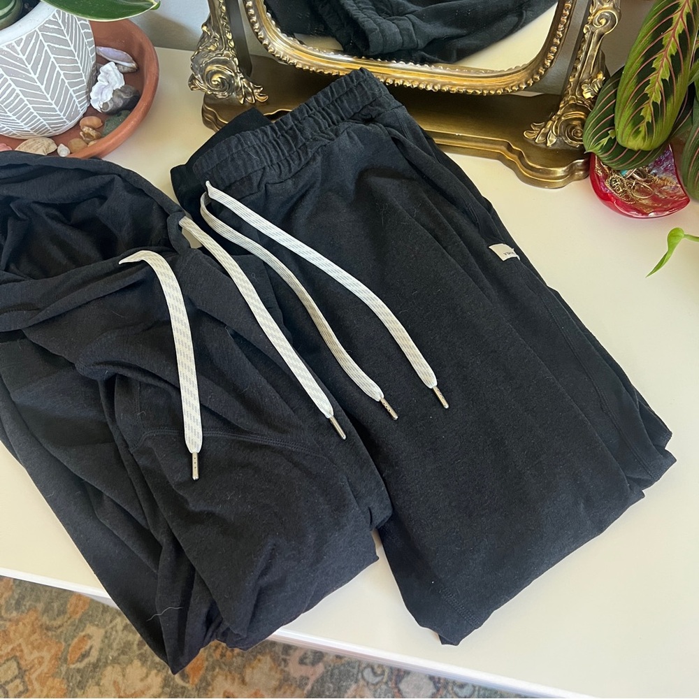 Vuori Black Set - Halo Essential Hoodie & Performance Jogger Medium M